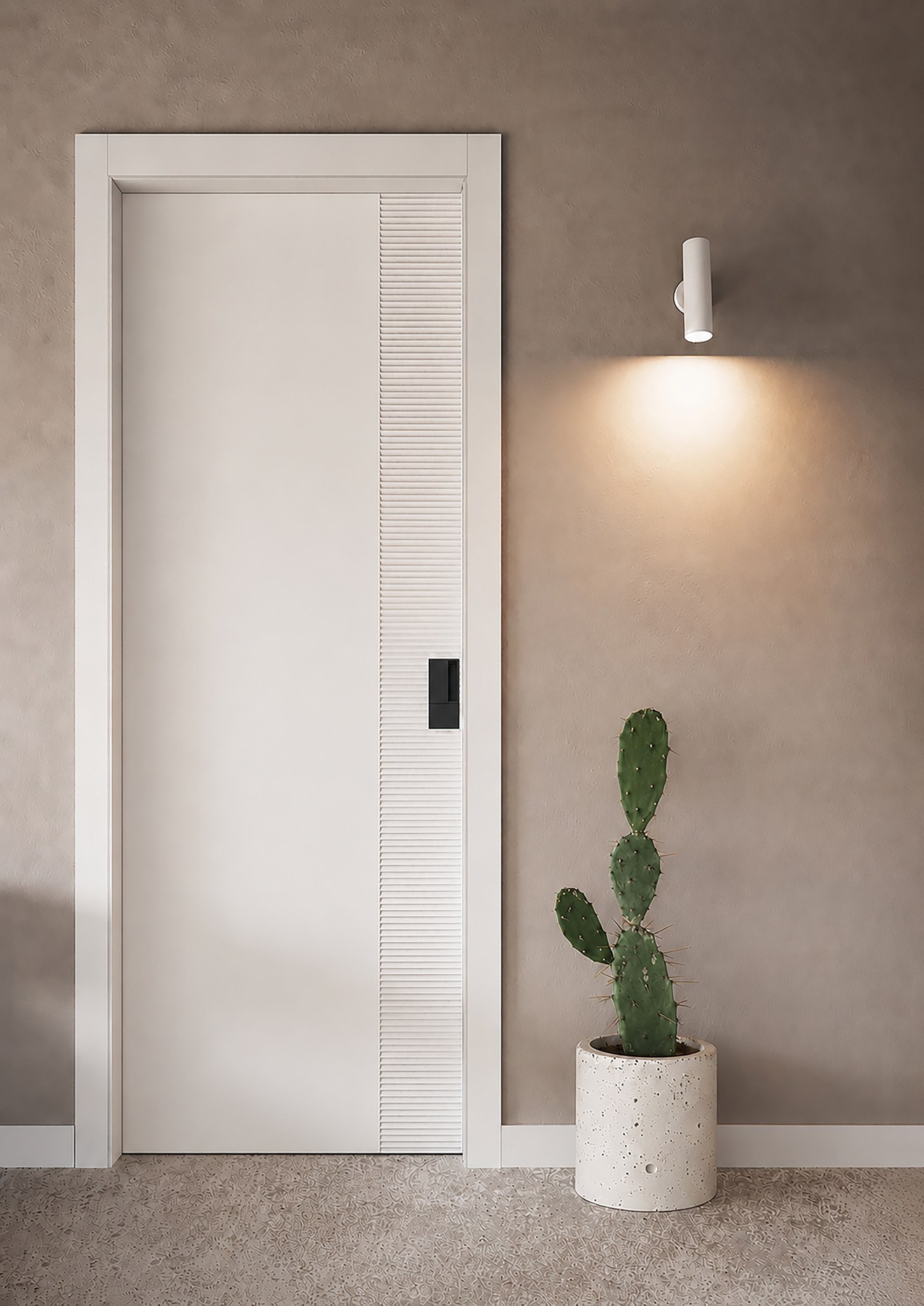 Una porta scorrevole bianca con l'inserto verticale scanalato, in un ingresso con una lampada a parete e un cactus