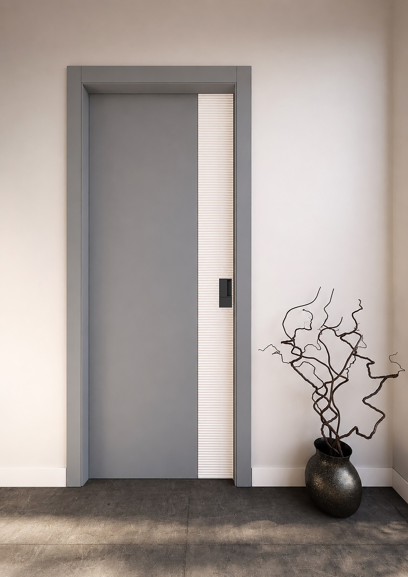 Porta Tactum 1 grigia in un ingresso, con l'inserto verticale chiaro scanalato sul lato della maniglia
